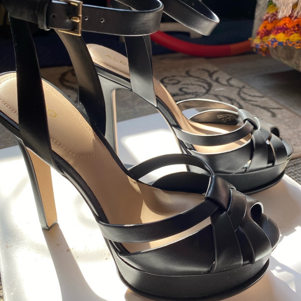 Also heels size 10. Like new!